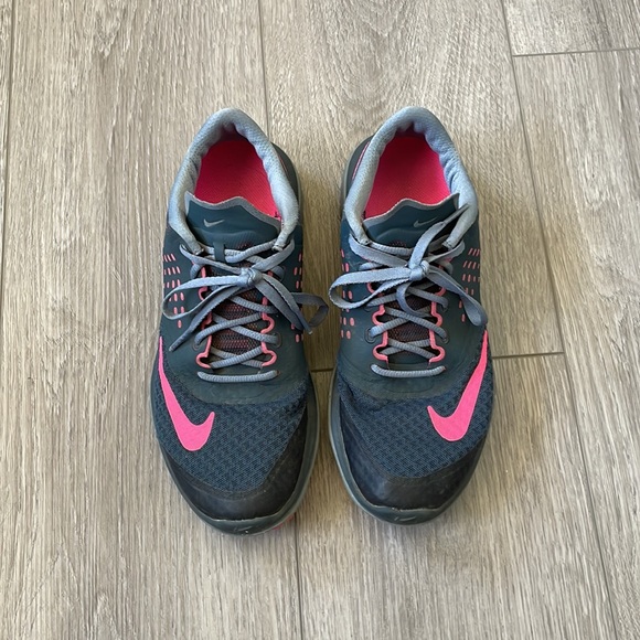 Nikes Running - Picture 2 of 8